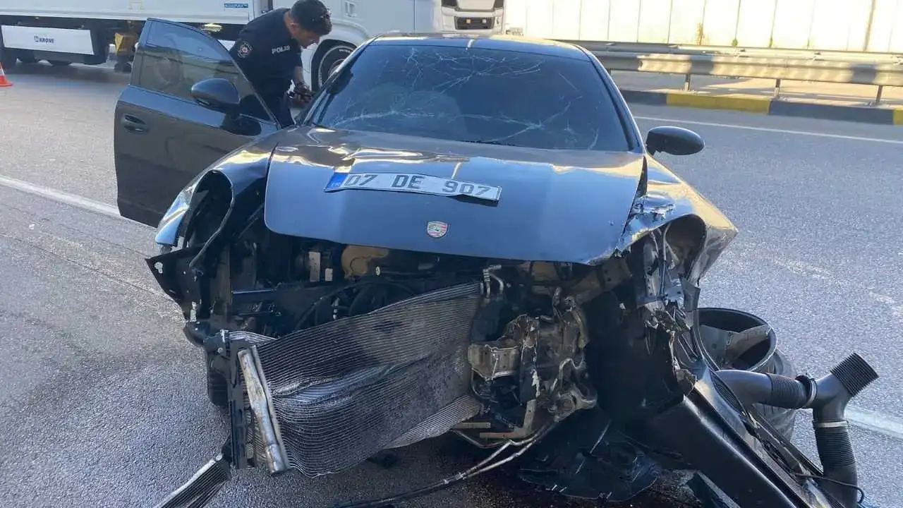 Serik’te Lüks Otomobil Hurdaya Döndü: Sürücü Ağır Yaralı! 2